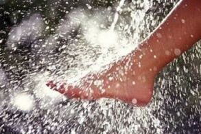 Contrast foot shower for varicose veins